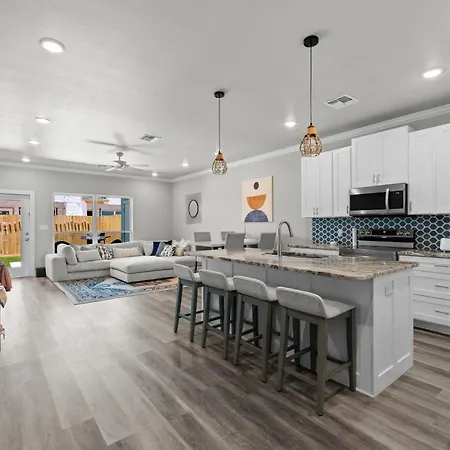 Beautiful New 3 Bedroom Townhouse W/ Private Pool